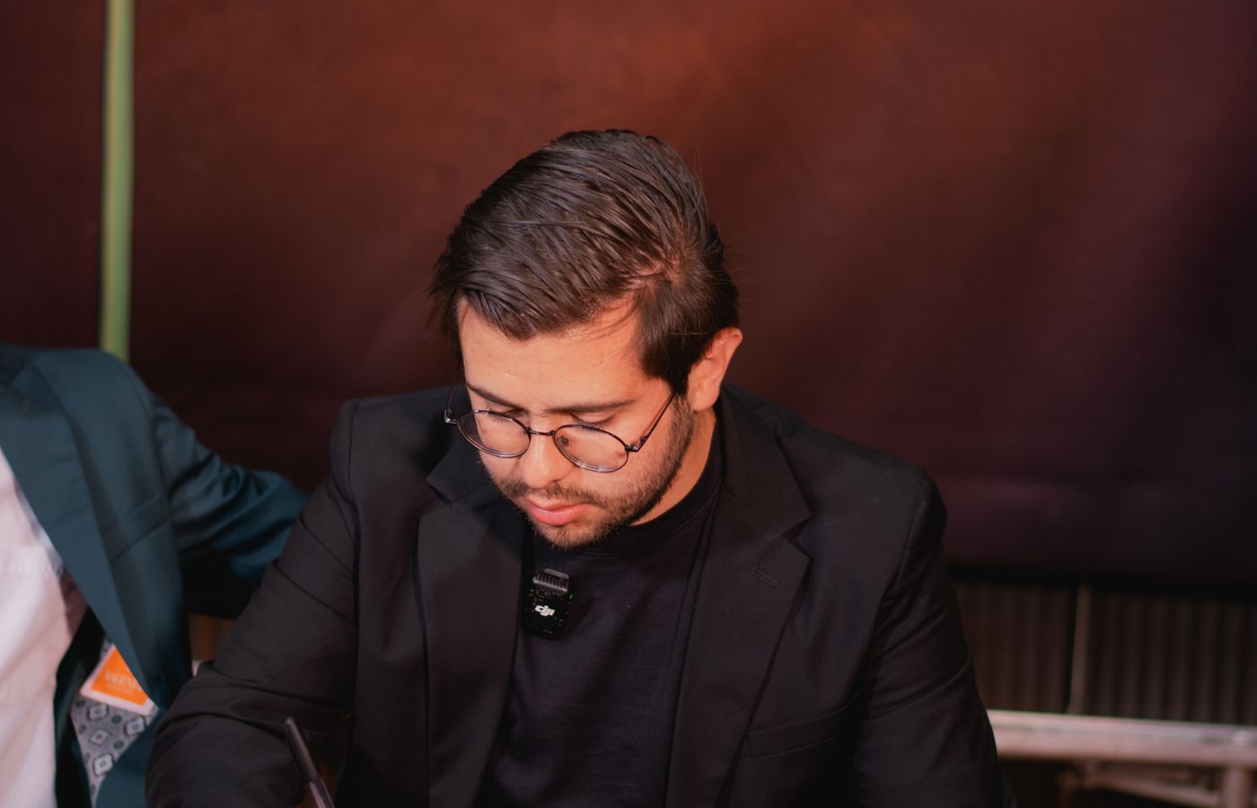 Professional die documenten ondertekent tijdens een vergadering