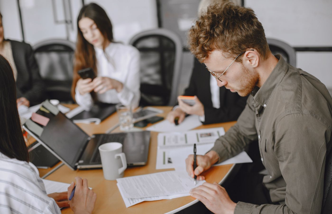 Collega's bespreken en ondertekenen documenten op kantoor