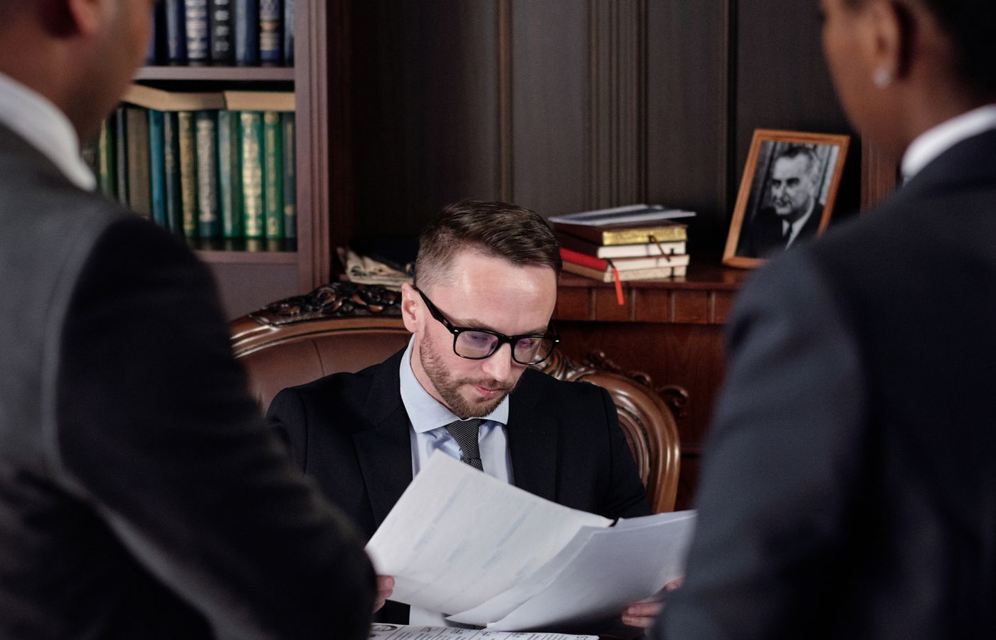 Advocaten bespreken juridische documenten in een kantoor